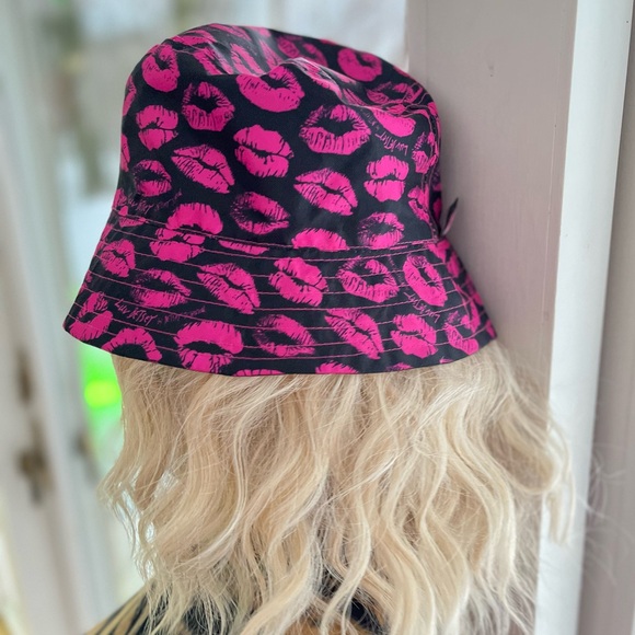 Betsey Johnson Black and Pink Fashion Hat Reversible - Picture 5 of 6